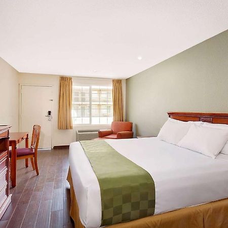 Travelodge By Wyndham אל סנטרו מראה חיצוני תמונה