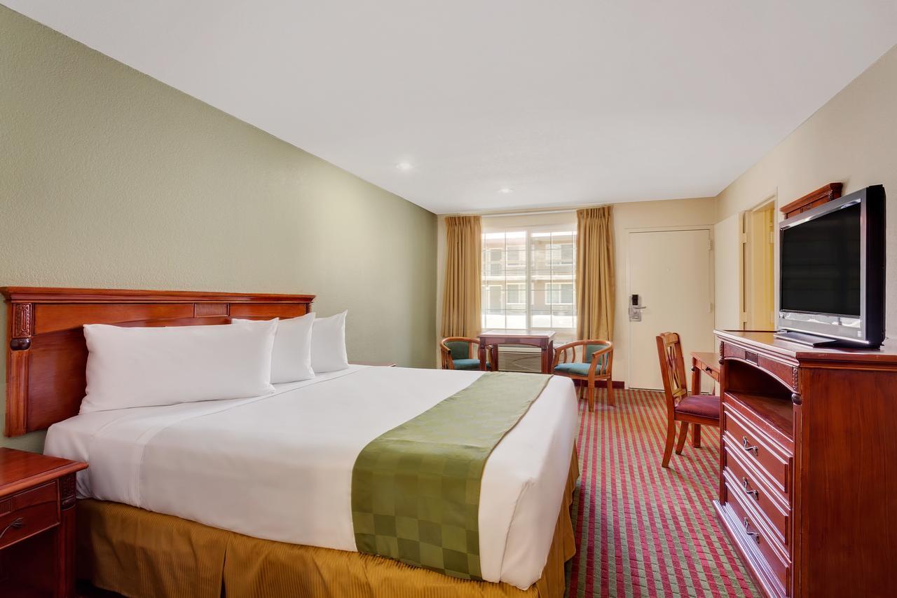 Travelodge By Wyndham אל סנטרו מראה חיצוני תמונה