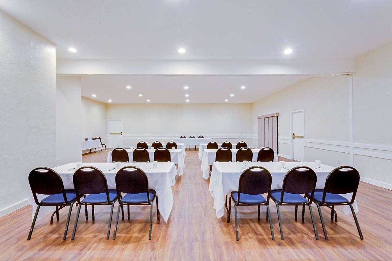 Travelodge By Wyndham אל סנטרו מראה חיצוני תמונה