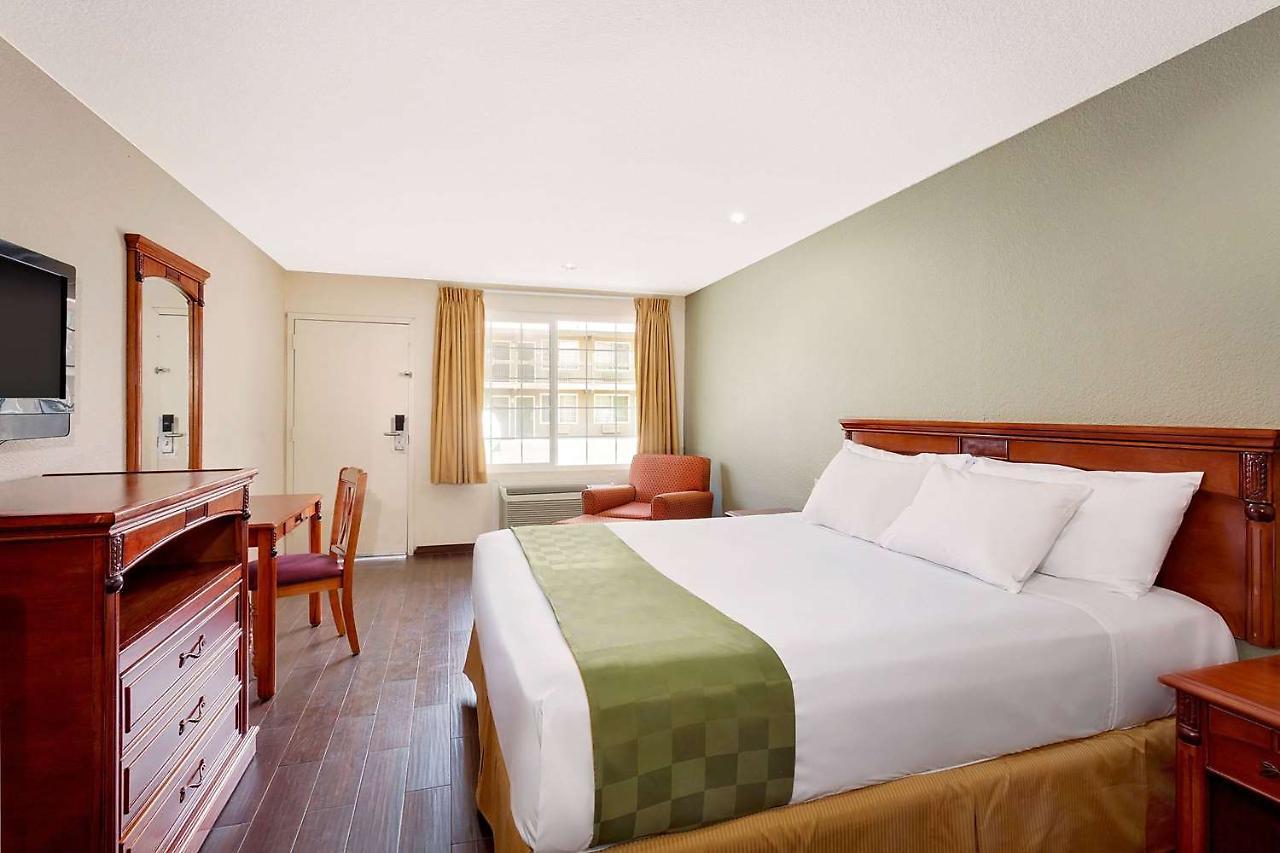 Travelodge By Wyndham אל סנטרו מראה חיצוני תמונה