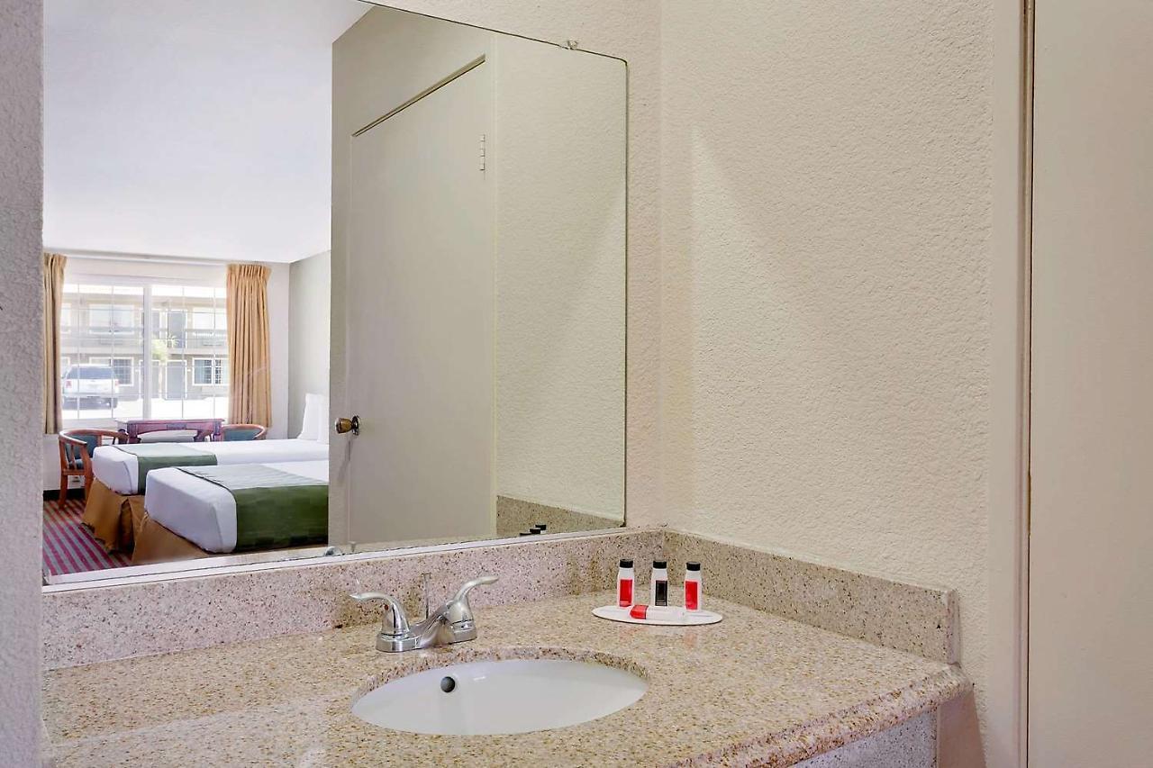 Travelodge By Wyndham אל סנטרו מראה חיצוני תמונה